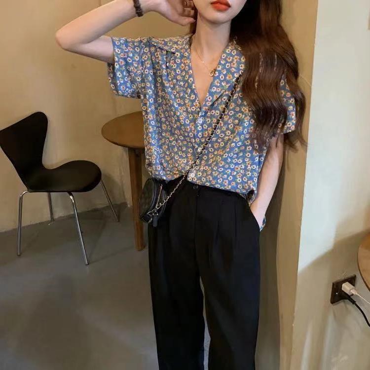 Koreansk version af den nye retro Hong Kong-inspirerede blomstrede, smarte, løse og afslappede kortærmede top