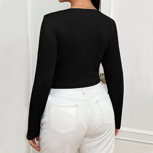 Elegant slim-fit langærmet top til kvinder i ensfarvet design, der slanker figuren