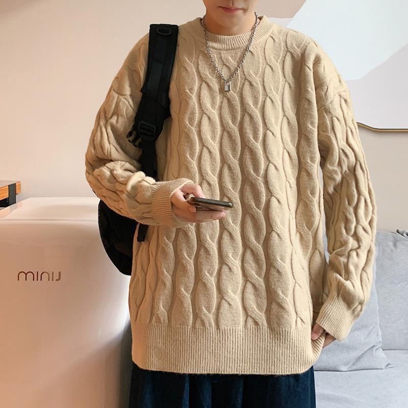 Strikket sweater med løs pasform, snoet halsudskæring og lange ærmer