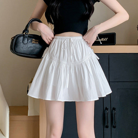 Højtaljet flæsenederdel, der dækker godt til