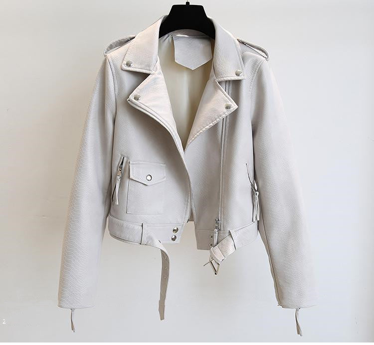 Damska krótka kurtka skórzana na wiosnę i jesień