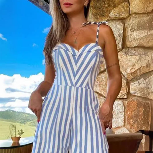 Stribet jumpsuit med slids og snøredetaljer til kvinder
