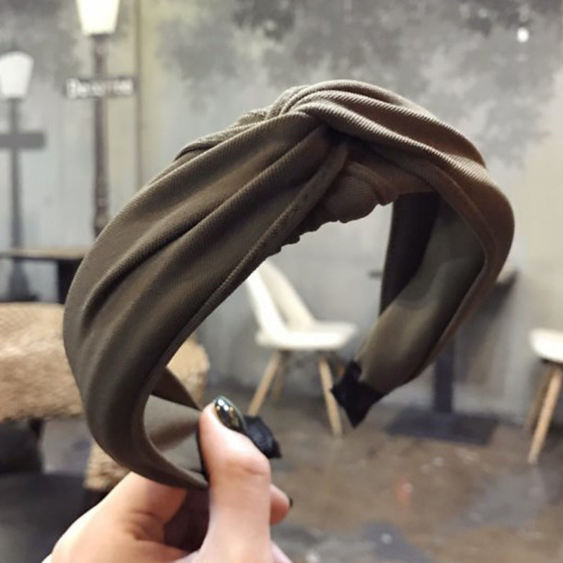 Wide-sided cross-knotted headband