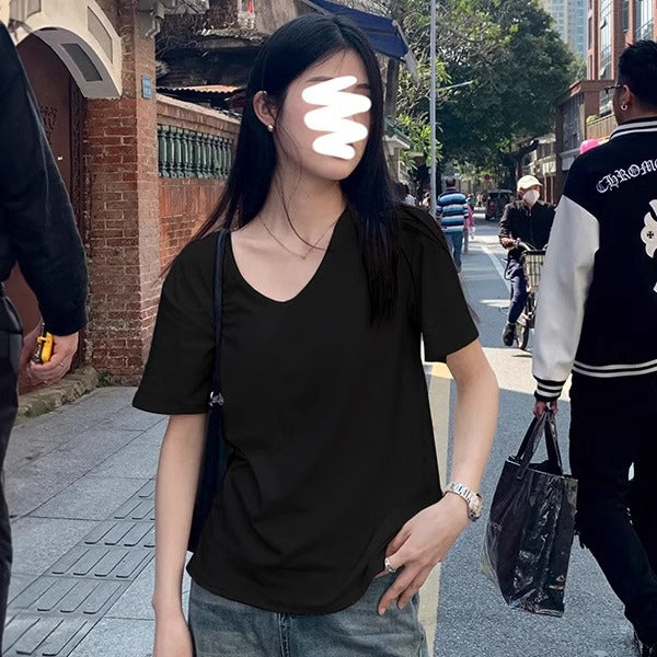 Hvid V-hals T-shirt med skulderdetalje til kvinder