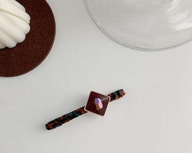 Small hairpin with bow