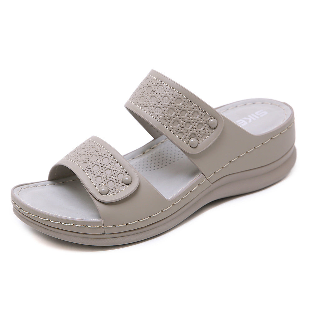 Oversized kilehæl slipper med prægede nitter