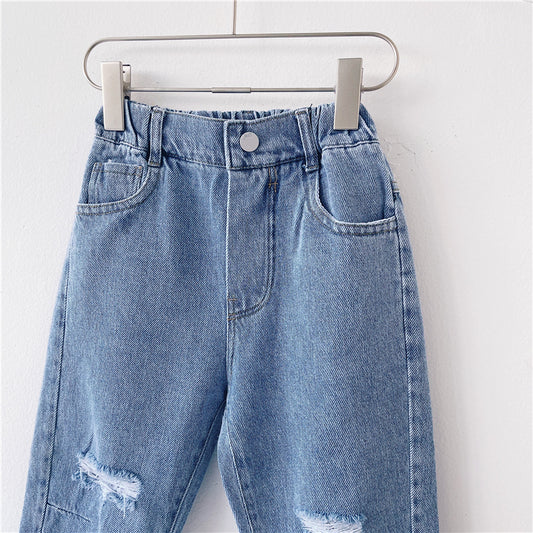Moderigtige enkle løse børnejeans med huller