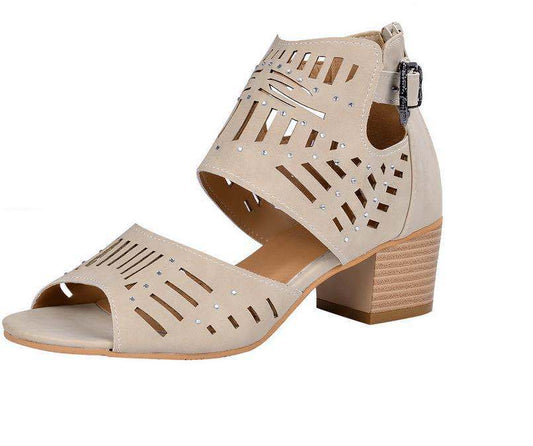 Sandal med kilehæl, udskæring og spændelukning bagpå
