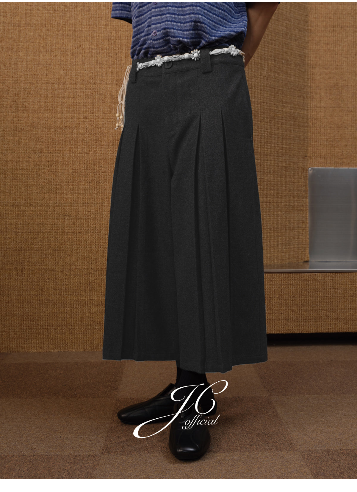 Flower Gray Cross Pleated Seven Quarter Pants