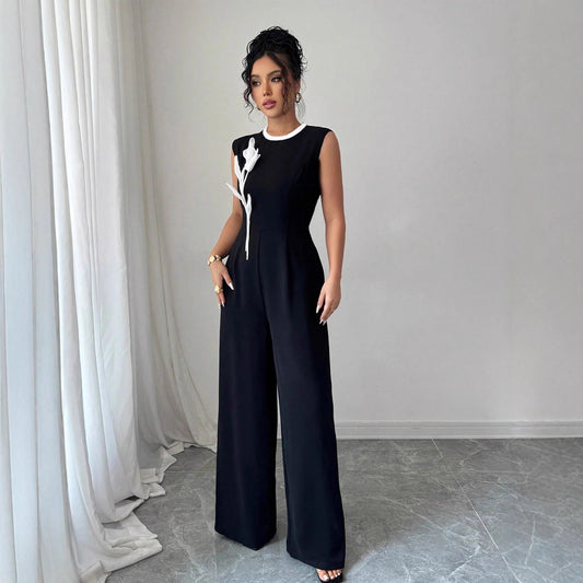 Elegant broderet sort ærmeløs jumpsuit med rund hals og vide ben