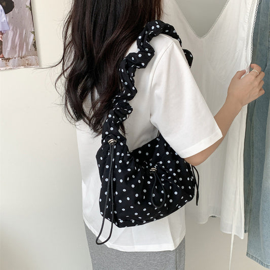 Koreansk-inspireret flæset prikket skuldertaske med sky-lignende design