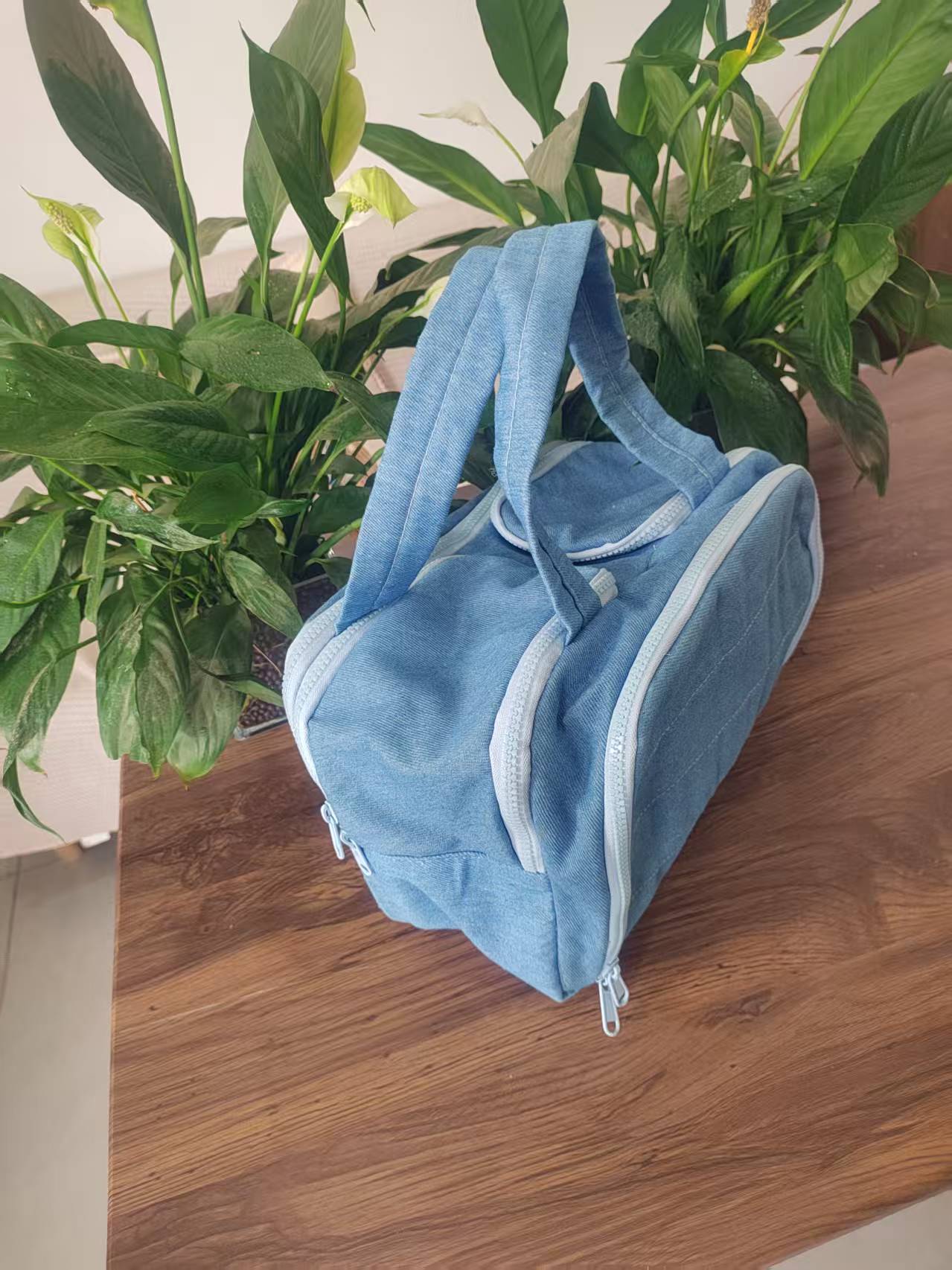 Letvægtsrejsetaske med stor kapacitet og ruminddeling
