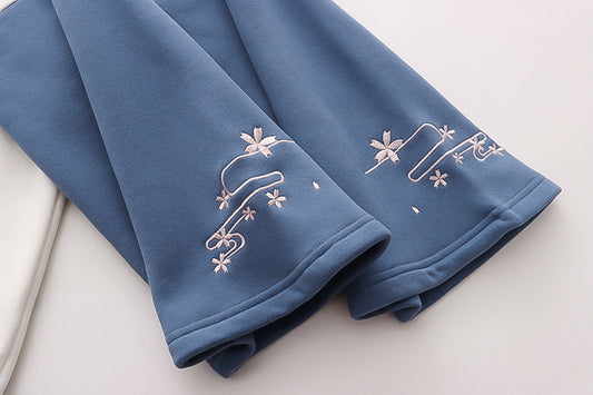 Strikket Sweater til Kvinder med Bogstavmønster, Kontrastfarvede Ærmer og Hætte med Fløjlsfor