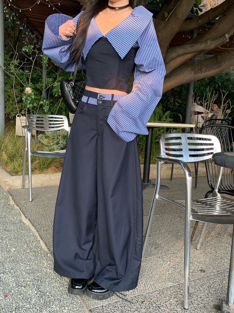 Stribet halterneck-bluse med lange ærmer og draperede patchwork-bukser med vide ben