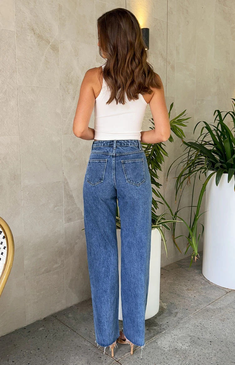 Jeans med skæv talje, krydsede perler og lige ben med flosset kant
