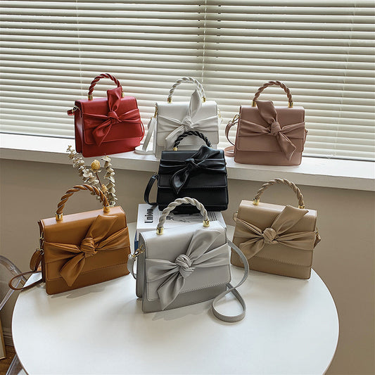 Fransk Skuldertaske / Crossbody Taske med Sommerfugleklips