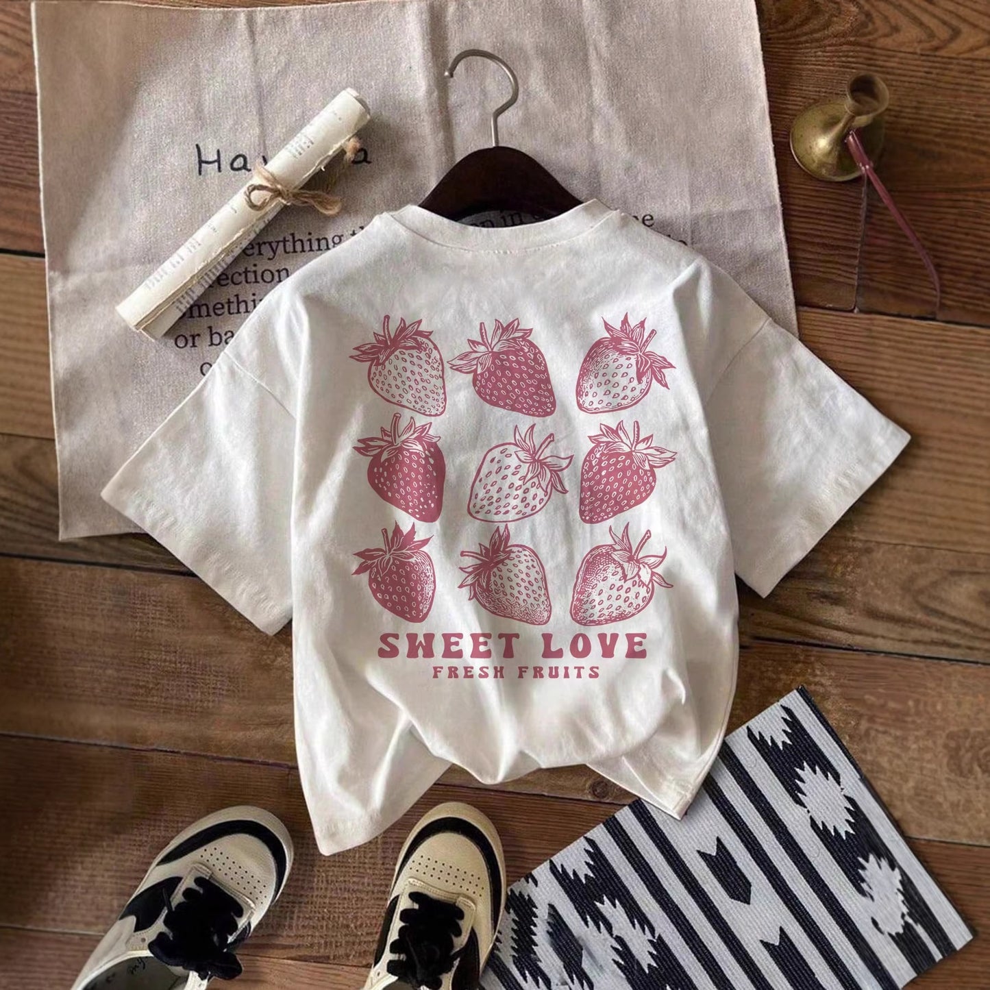 Womens Relaxed-fit Crew-neck Short-sleeve T-shirt With A Strawberry Print