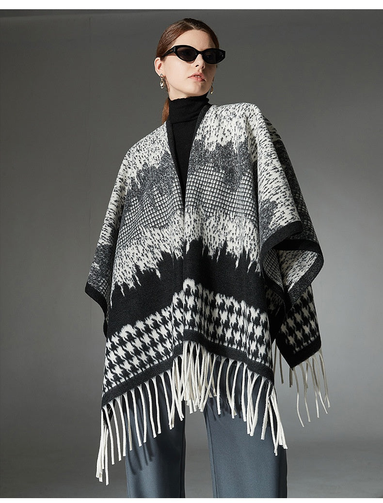 Uldkappe, sort og hvid houndstooth kvast sjal