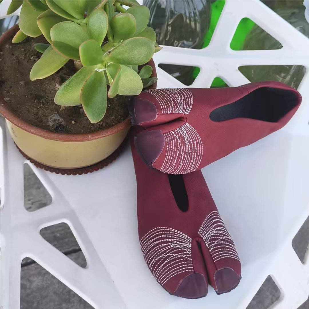 Split Toe Lazy Horseshoe Flat Pumps