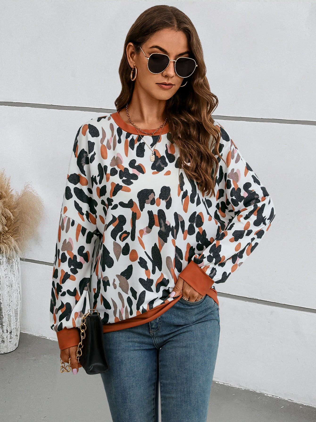 Dame sweater med rund hals, overskårne skuldre, lanterneærmer og print