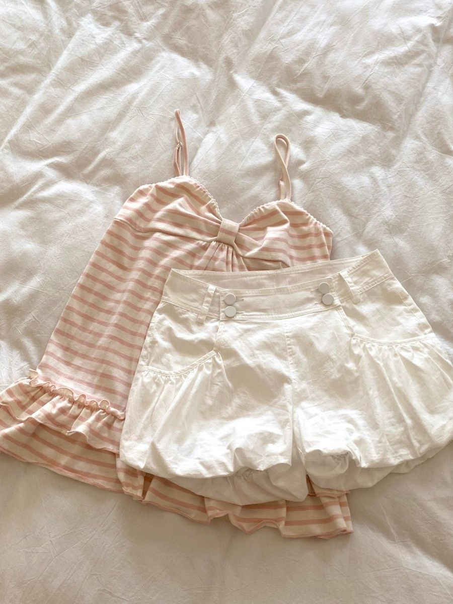 Stribet camisole med sløjfe og flæser