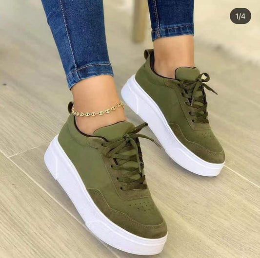 Snøresko til damer, flade, med tyk bund, fashionable sneakers i mesh