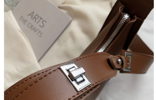 Bred crossbody-taske med avanceret følelse, skuldertaske