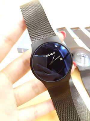 Quartz watch with double safety buckle