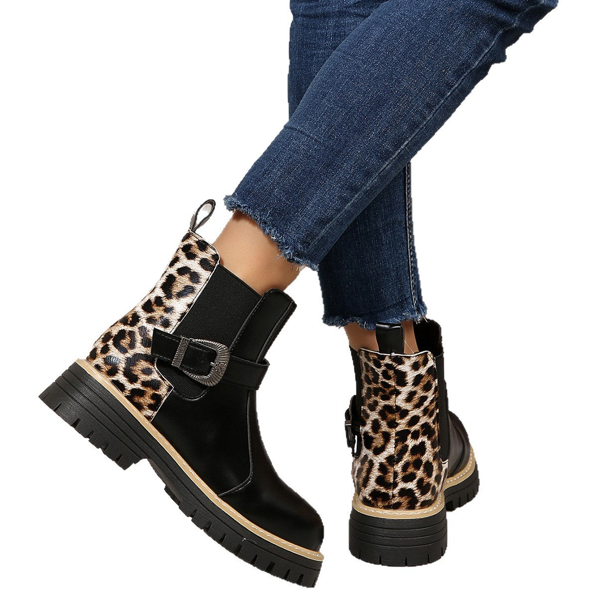 Store, moderigtige støvler med leopardprint og metalspænde