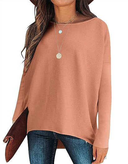 Strikket løs pullover med flagermusærmer, der er højere foran og lavere bagpå, og talje.