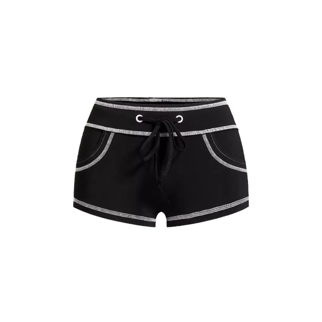 Hotpants med åbenmasket design og snørelukning i lav talje
