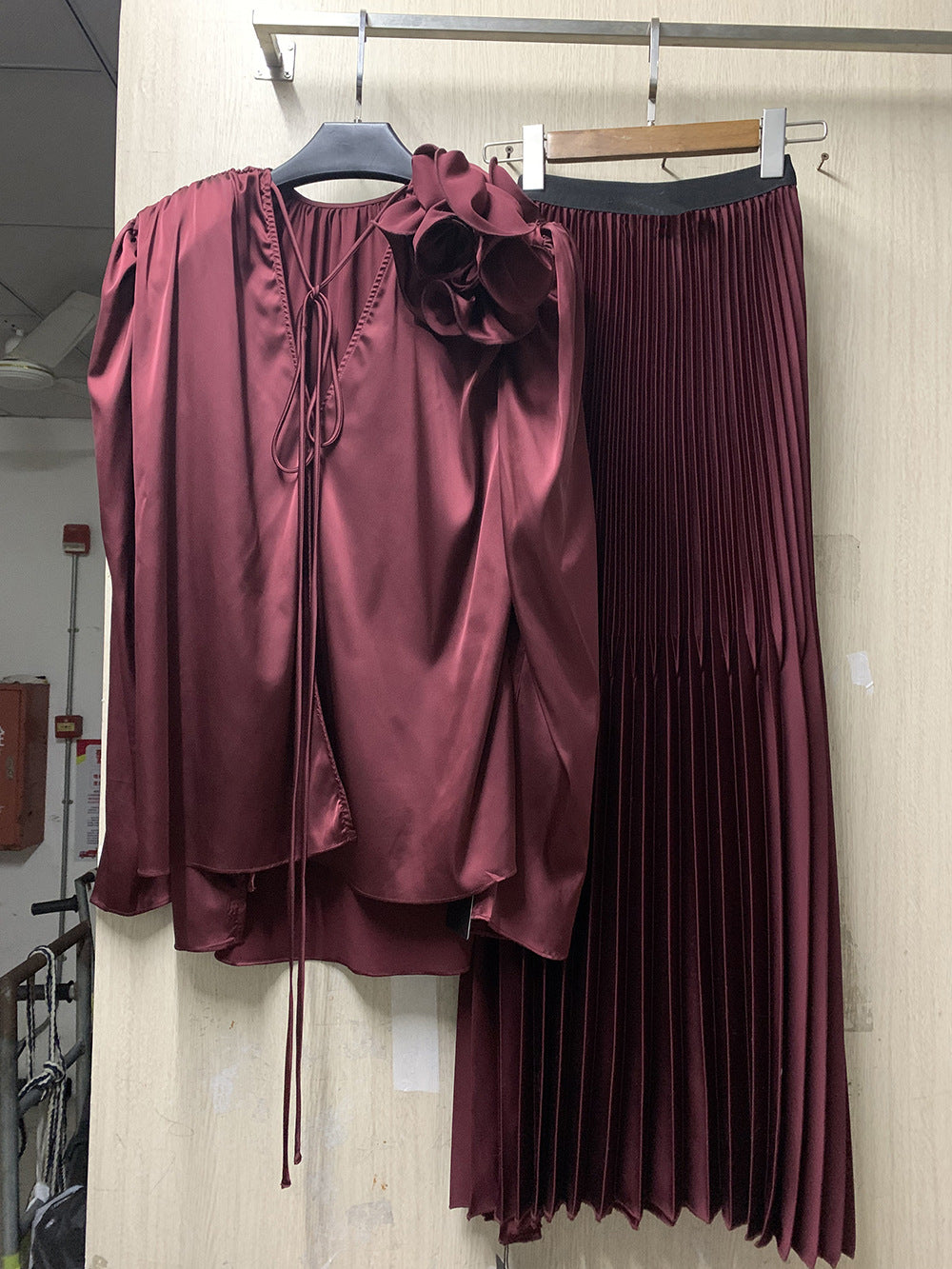 V-neck Three-dimensional Flower Loose Shirt Stretch Belt Pleated Skirt Suit