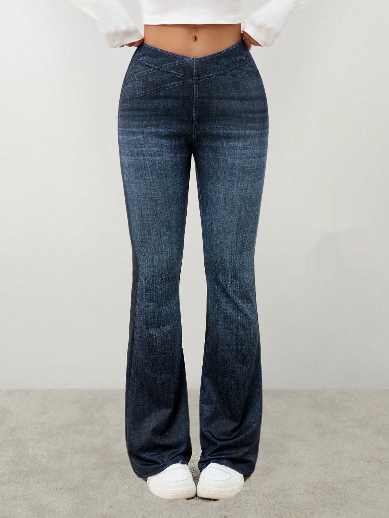 Denim højtaljede slim-fit let flared bukser, der skaber et slankende look