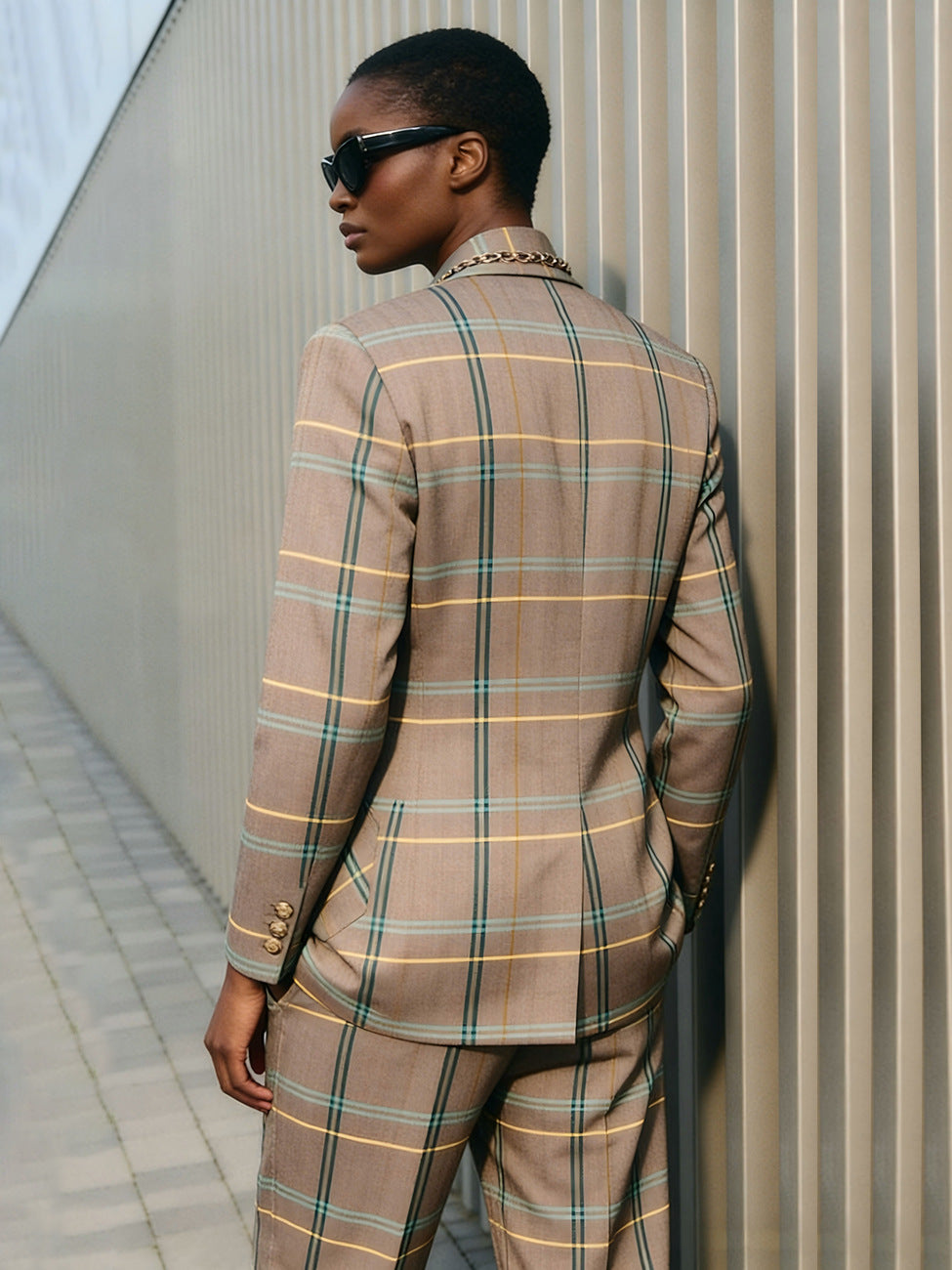 New Casual Suit Featuring A Tailored Long-sleeve Blazer And Slim-fit Trousers
