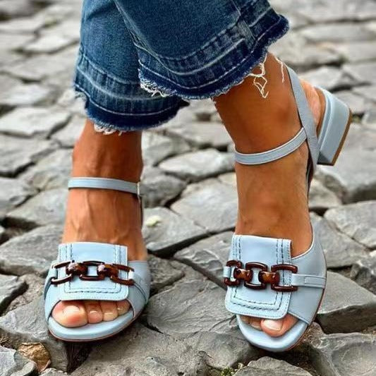 Casual sandal med firkantet blokhæl, stor størrelse, og åben tå med spænde