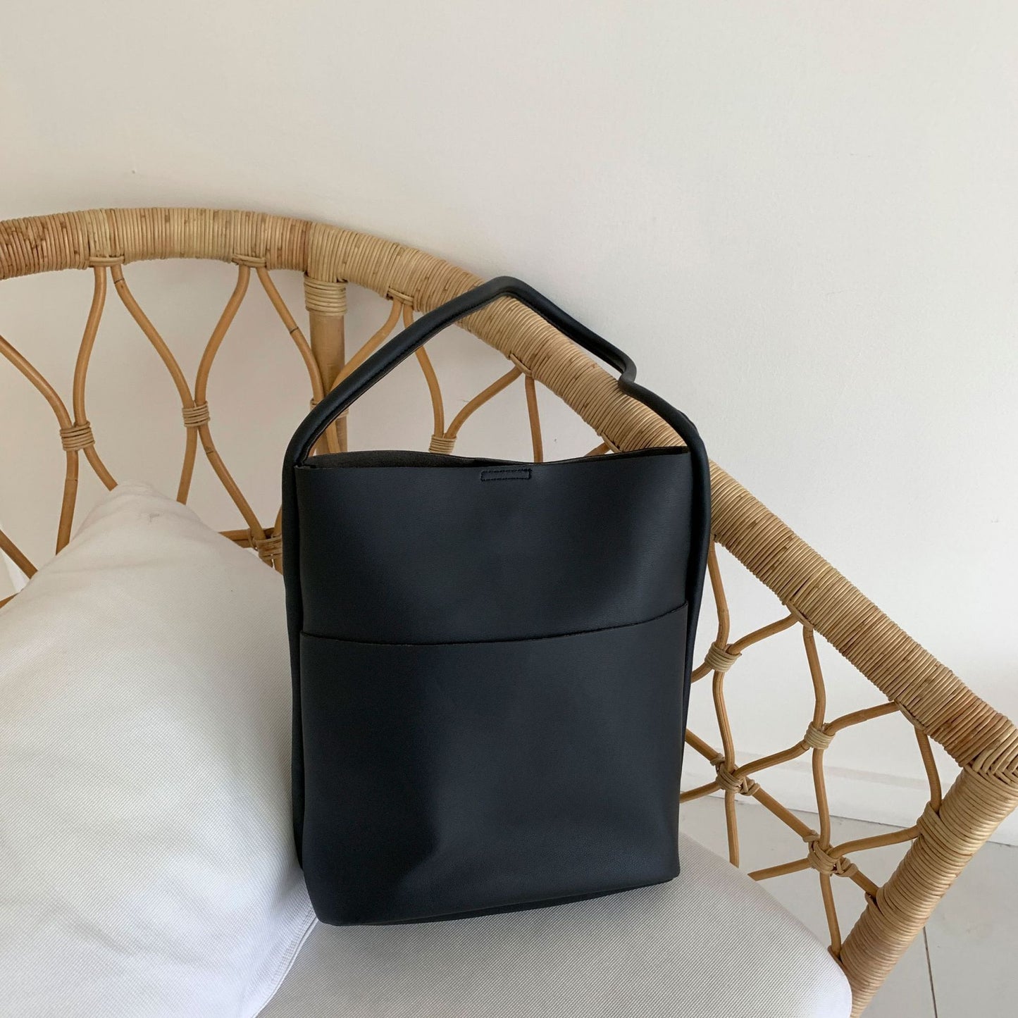Simple shoulder bag