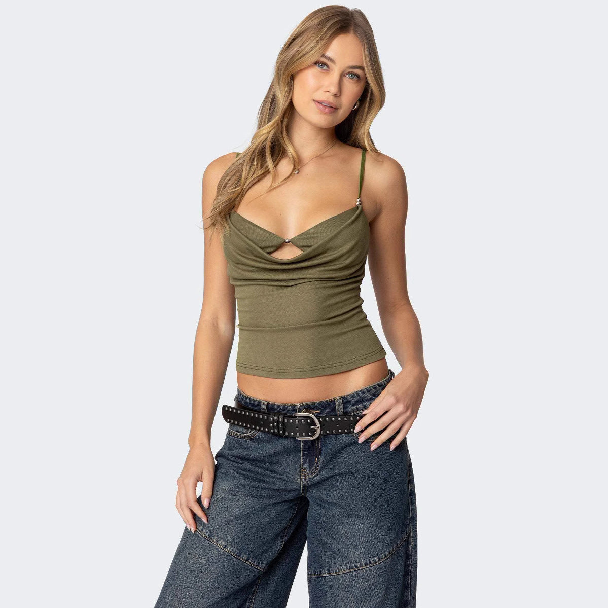 En lavt skåret camisole udstråler en ren, forførende charme