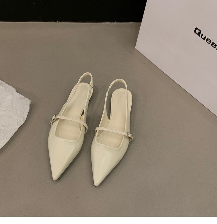 Temperamentsfulde minoritetskvinder med sandaler med tåboks