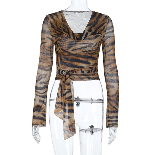 Sexet top med dyb V-hals og leopardprint med lange ærmer