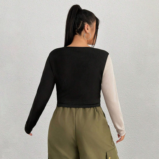 Slanktsiddende, mavekort, slankende patchwork-bluse med rund hals og lange ærmer