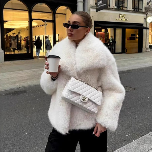 Internetkendt Frakke Dame Stor Revers Gadefoto Fluffy