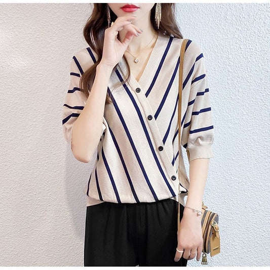 High-quality V-neck Knit Top Thats Loose-fitting And Slimming