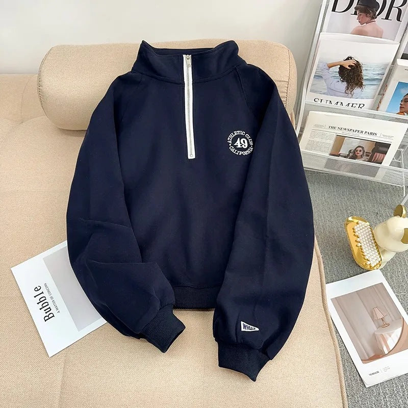 Broderet halvlynlåset sweater med opretstående krave