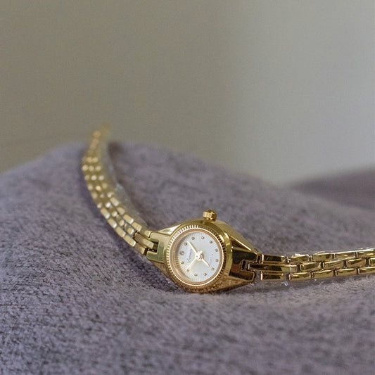 Women's Retro Casual Horse Eye Copper Strips Mid-ancient Watch