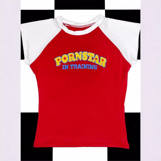 Top med kontrastfarver, bogstavprint, slim-fit, korte ærmer, hot girl-stil