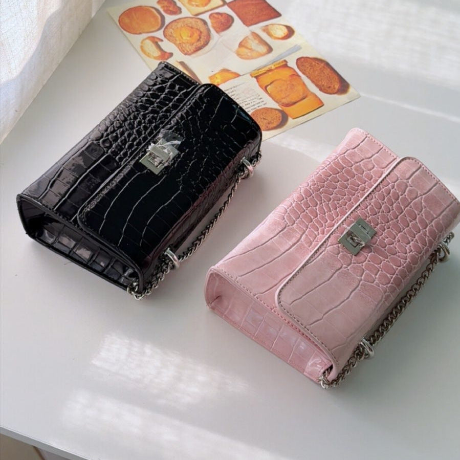 Popular Versatile Commuter Crossbody Bag With A Chain And A Small Square Design