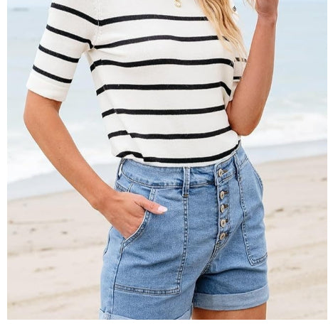 Korte denimshorts til kvinder med knaplukning, høj talje og opsmøg