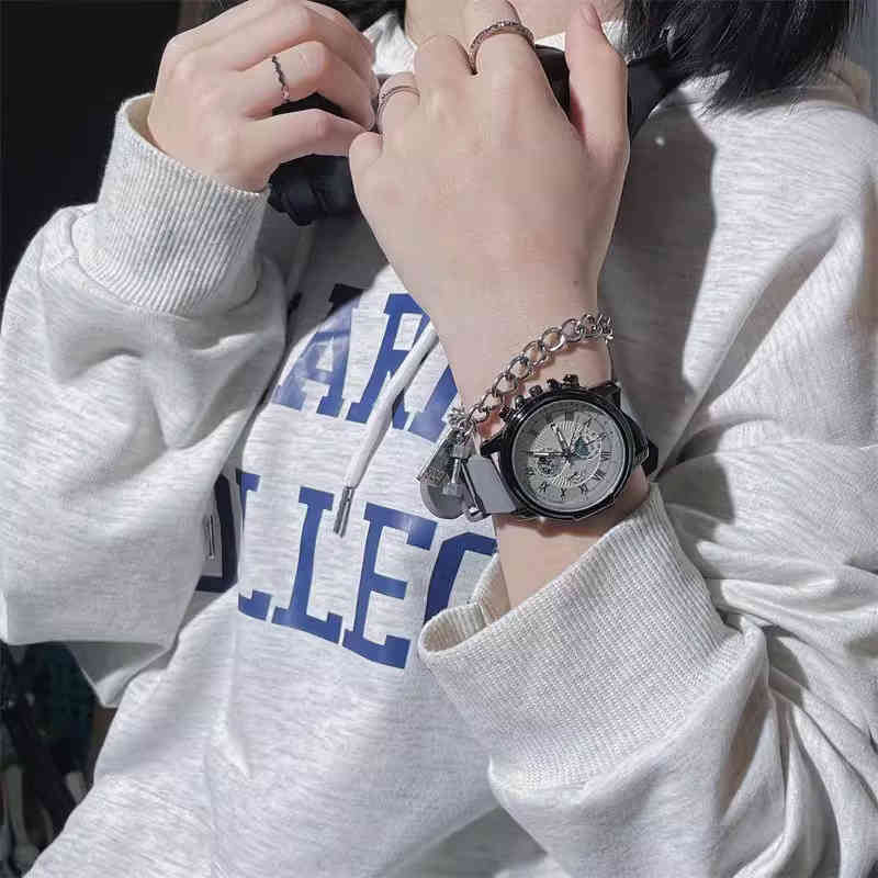 American Retro Minority Watch Female Junior High School Students