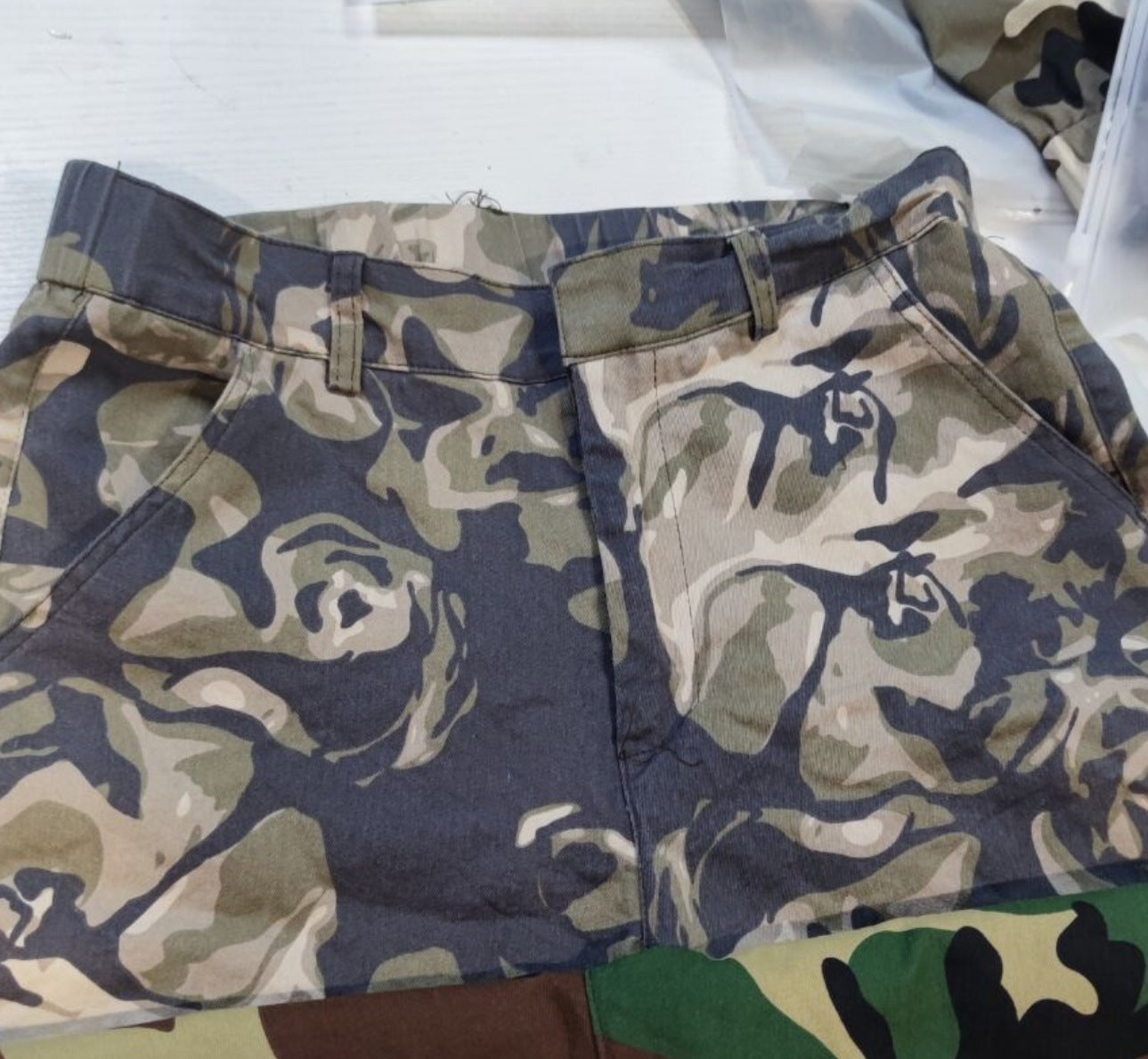 Vaskede camouflage-printede shorts med påsyede lommer