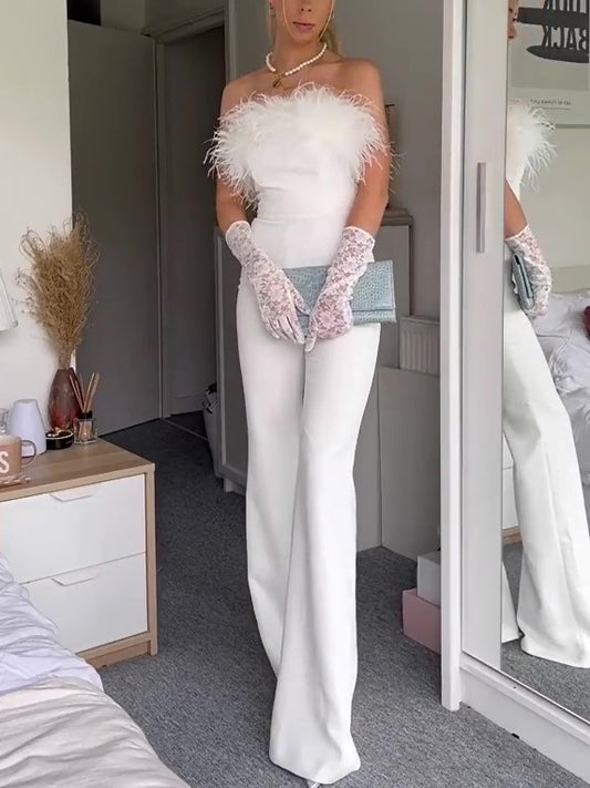 Elegant Hvid Off-Shoulder Jumpsuit Med Fjerdetaljer